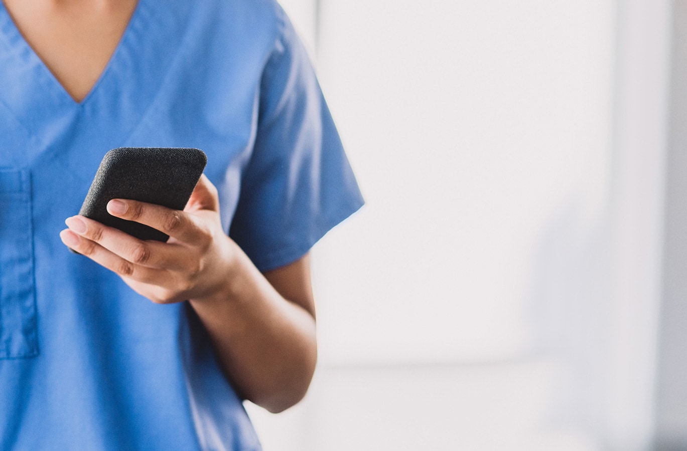 Femme médecin avec un téléphone portable à la main